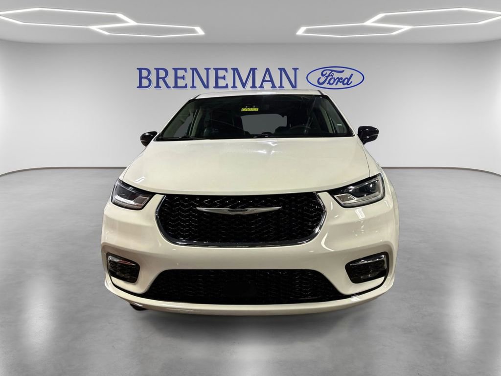 Used 2024 Chrysler Pacifica Touring-L image 2