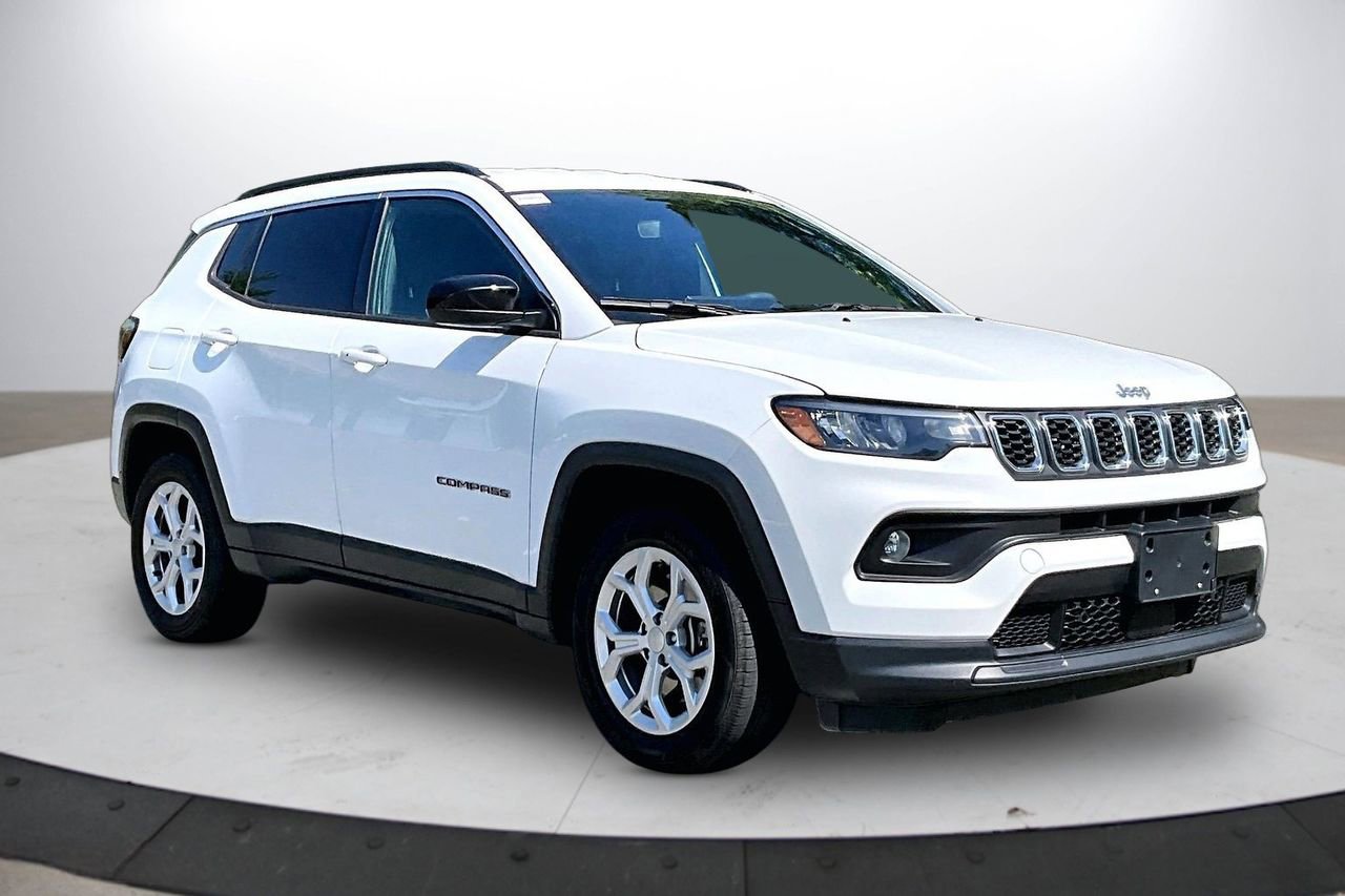 Used 2024 Jeep Compass Latitude AWD/4WD image 2