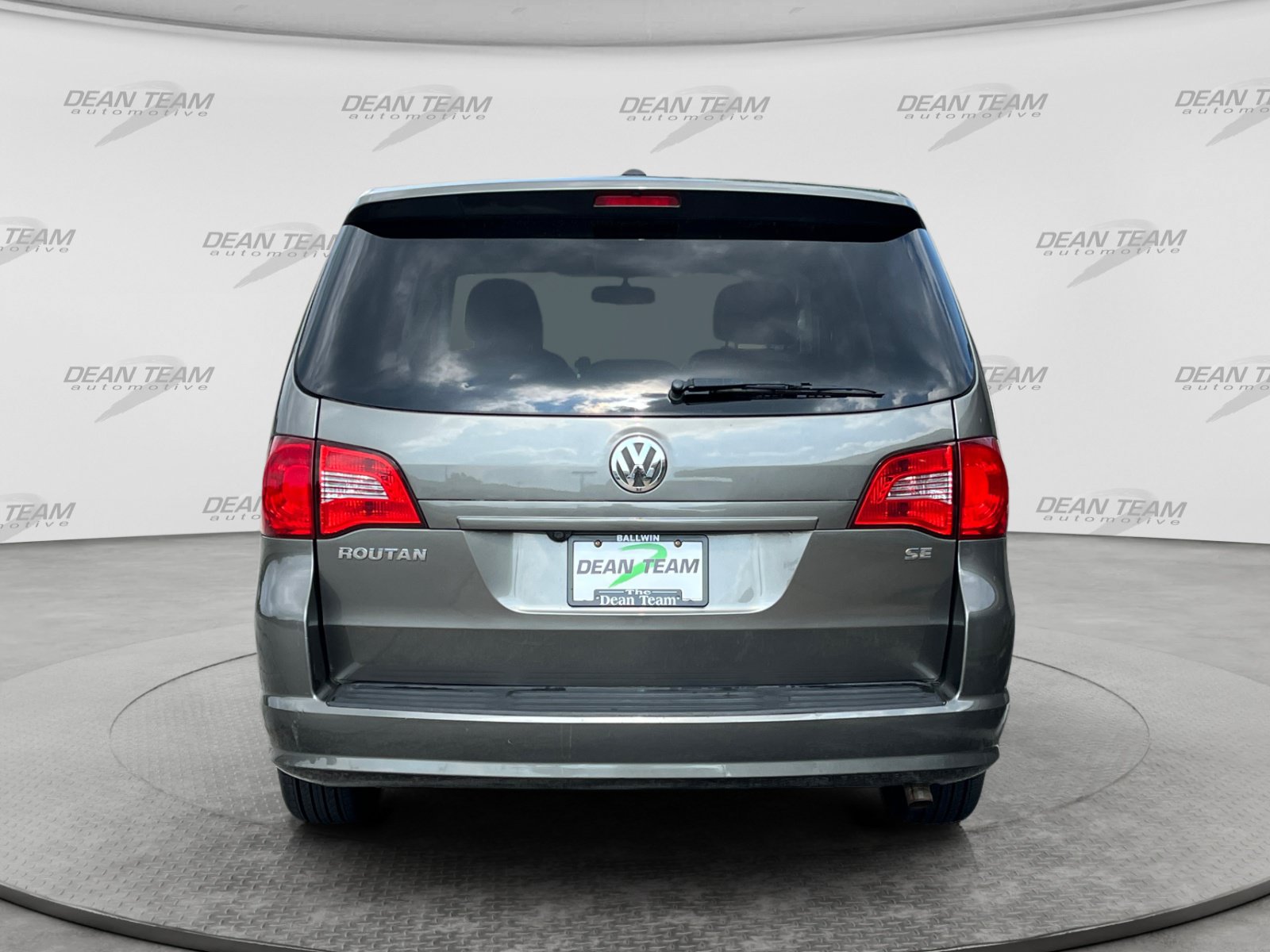 Used 2010 Volkswagen Routan SE FWD image 6
