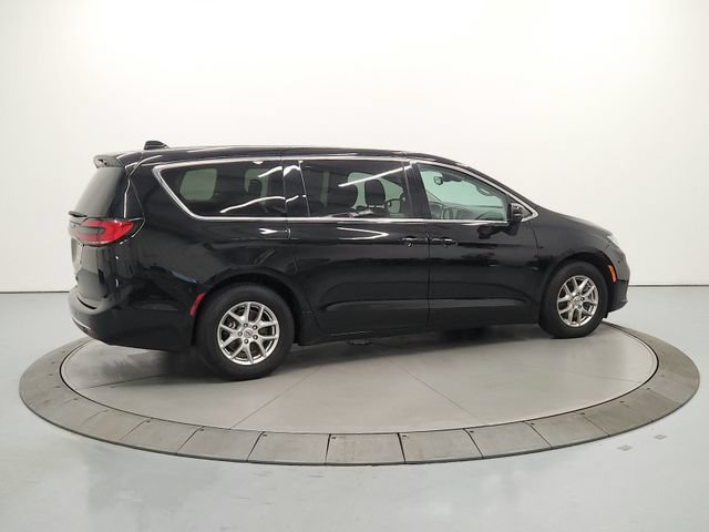 Used 2024 Chrysler Pacifica Touring-L FWD image 8