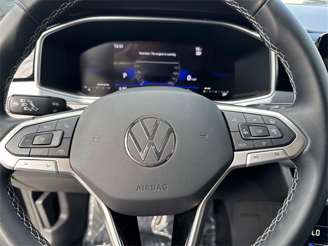 Certified 2025 Volkswagen Taos SE image 16
