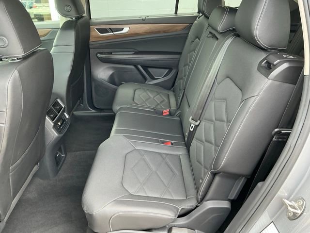 Used 2025 Volkswagen Atlas SE image 11