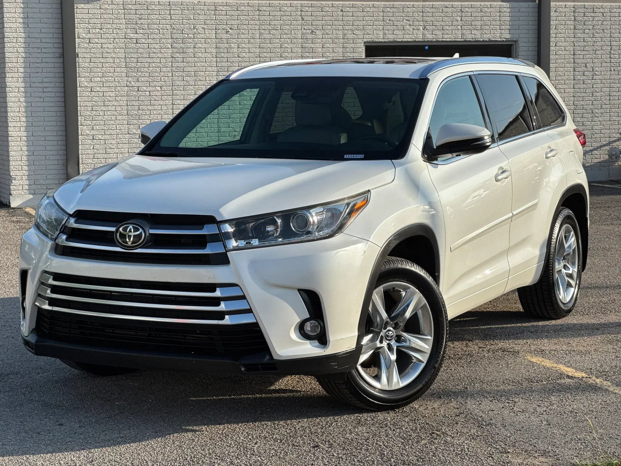 Used 2019 Toyota Highlander Limited FWD image 2
