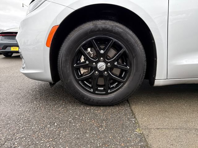 Used 2024 Chrysler Pacifica Touring-L image 26