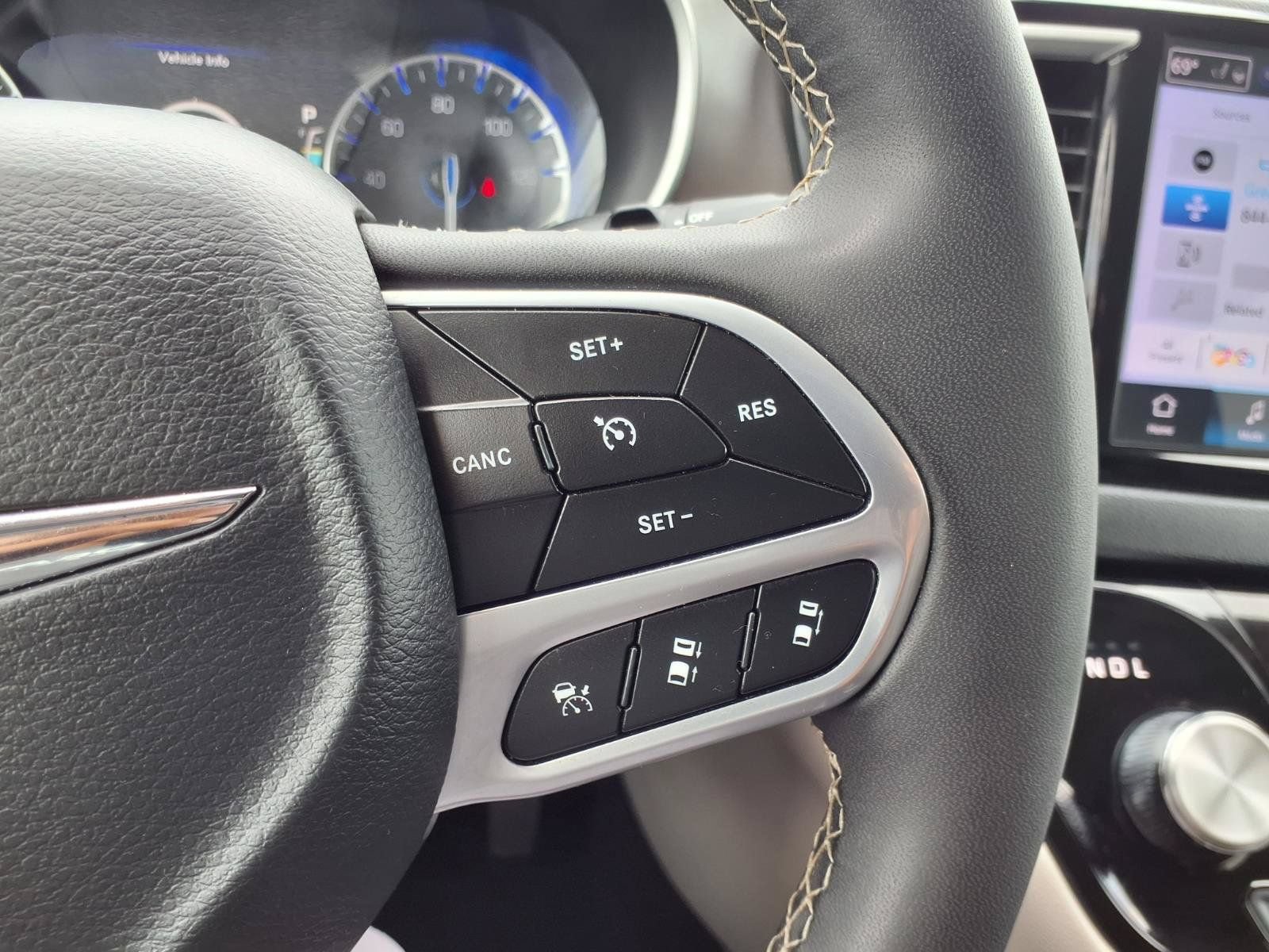 Used 2024 Chrysler Pacifica Touring-L FWD image 16