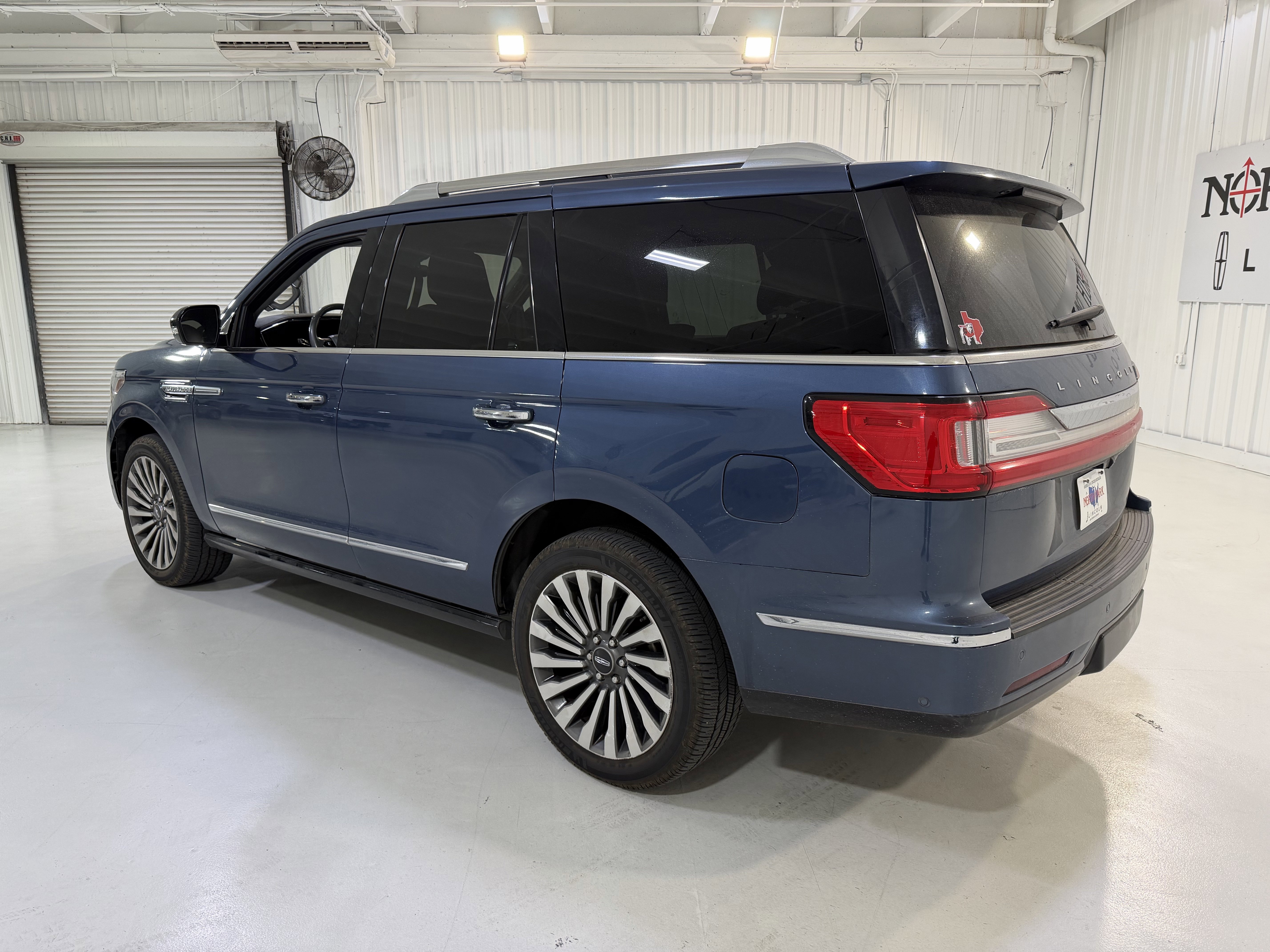 Used 2019 Lincoln Navigator Reserve image 3