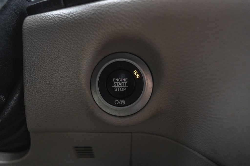 Used 2020 Chrysler Voyager L FWD image 17