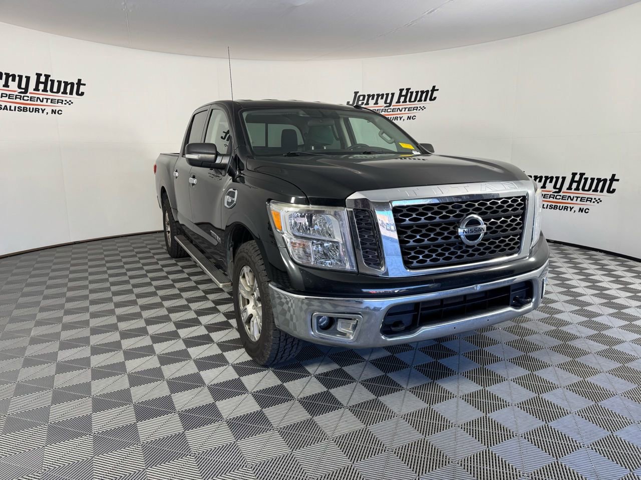 Used 2017 Nissan Titan SV image 7