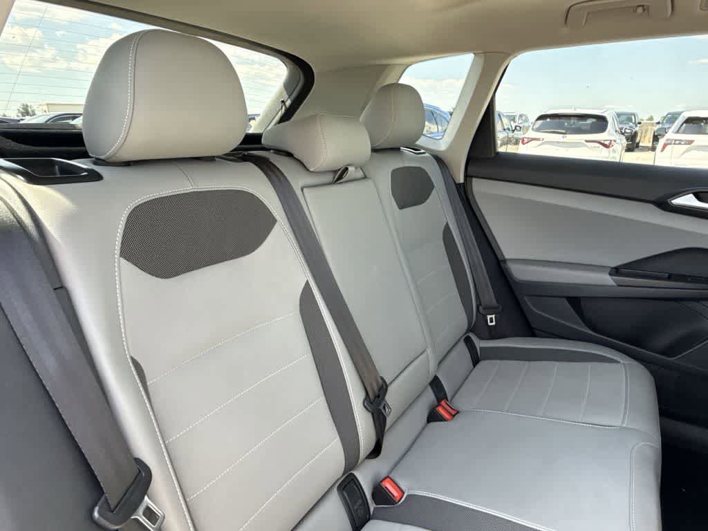 Used 2022 Volkswagen Taos SE w/ Panoramic Sunroof Package FWD image 26