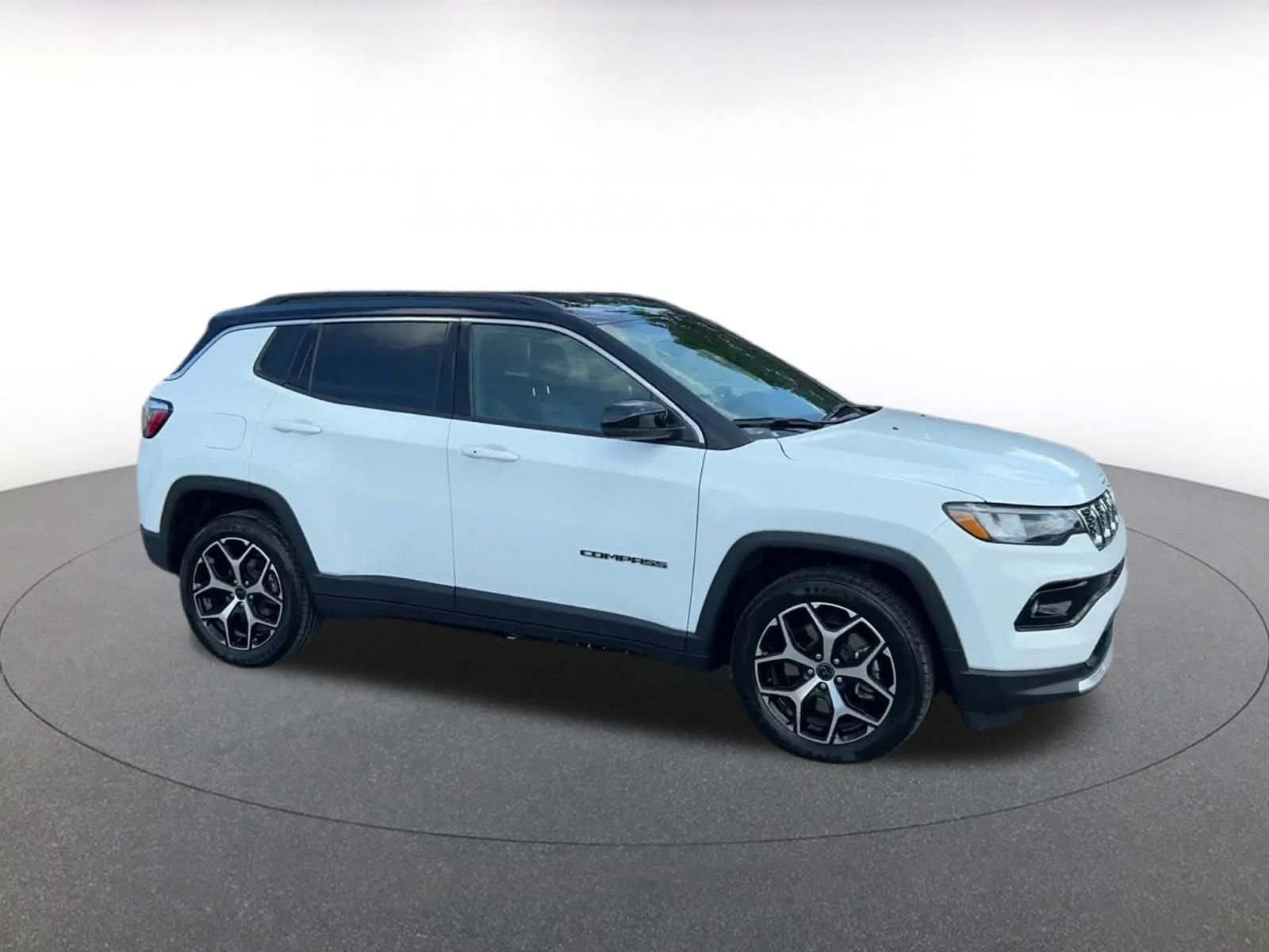 Used 2025 Jeep Compass Limited AWD/4WD image 2