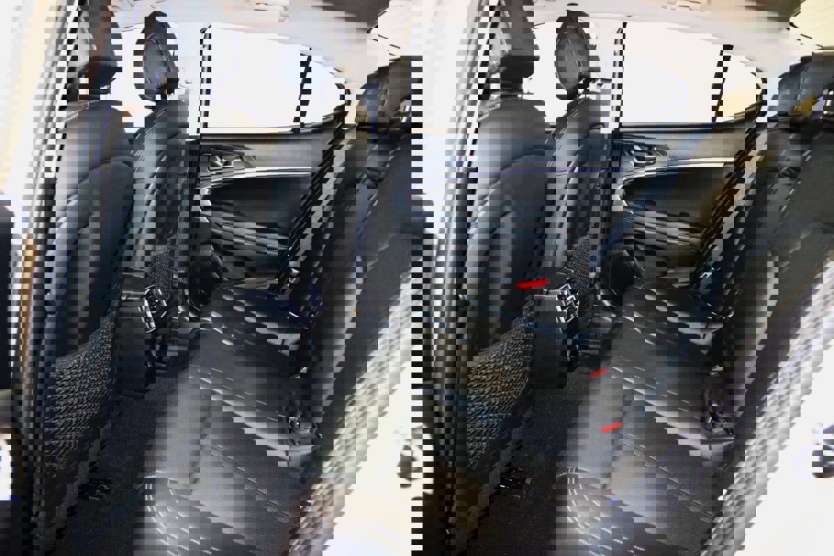 Used 2025 Genesis G70 2.5T image 47