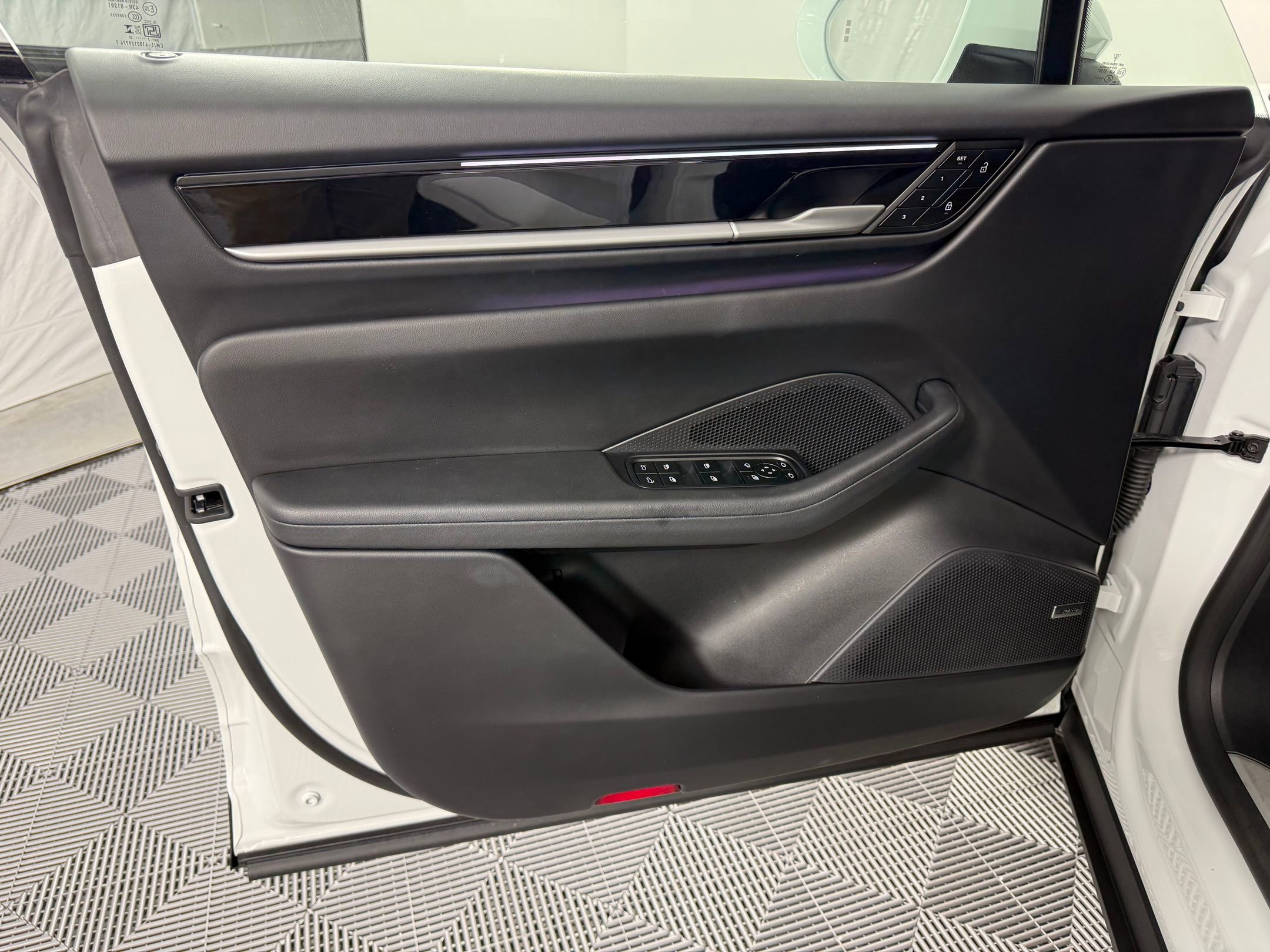 New 2025 Porsche Macan Electric image 27