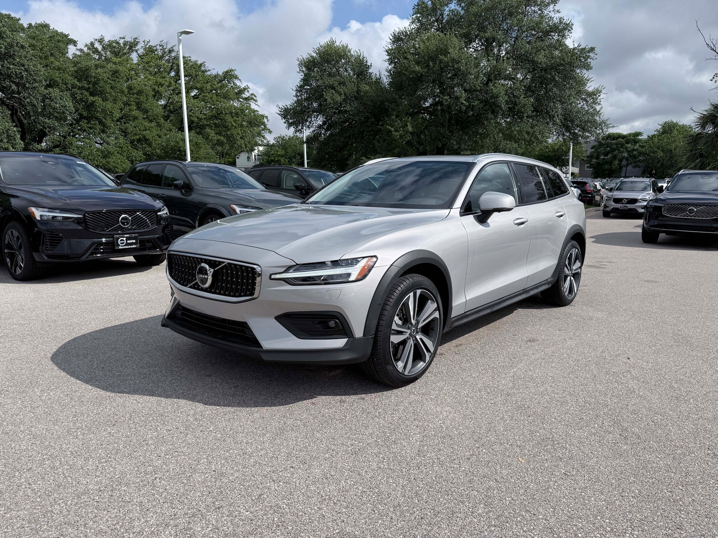 Certified 2025 Volvo V60 B5 Cross Country Plus AWD/4WD image 2
