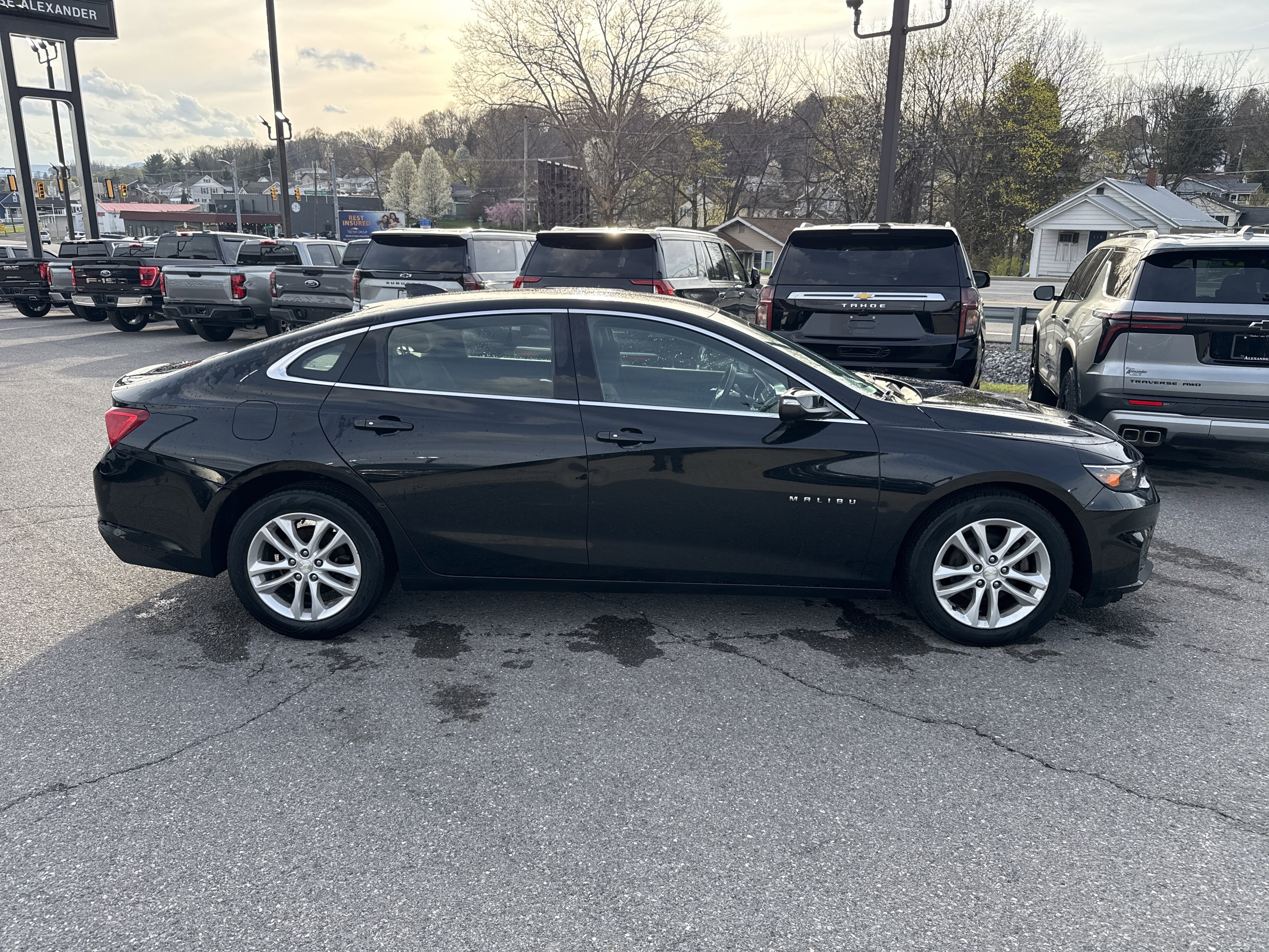 Used 2017 Chevrolet Malibu LT image 2
