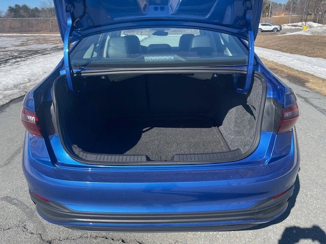 Used 2024 Volkswagen Jetta SE w/ Panoramic Sunroof Package image 9