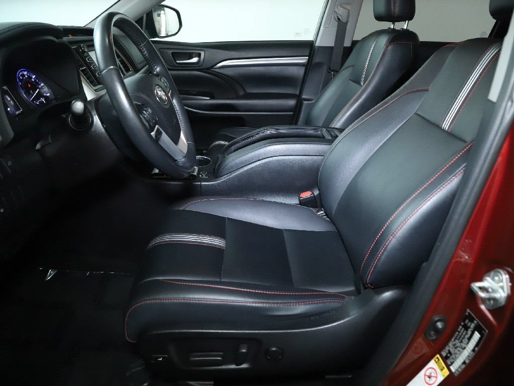 Used 2019 Toyota Highlander SE w/ Nightshade Edition AWD/4WD image 19