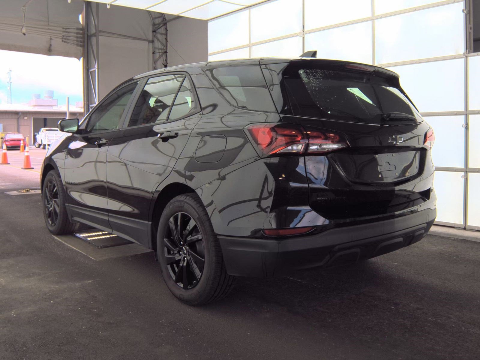 Used 2024 Chevrolet Equinox LS w/ Midnight Edition FWD image 8