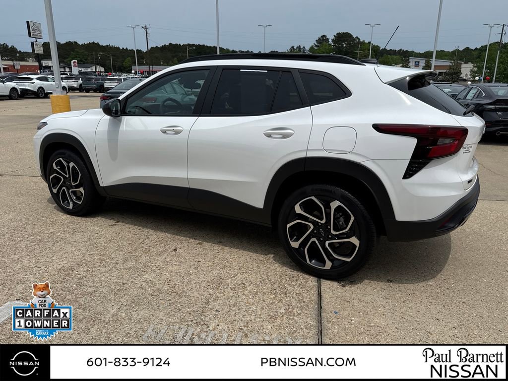 Used 2025 Chevrolet Trax RS w/ Sunroof Package FWD image 9