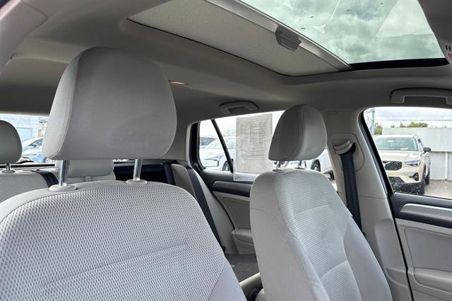 Used 2016 Volkswagen Golf S image 18