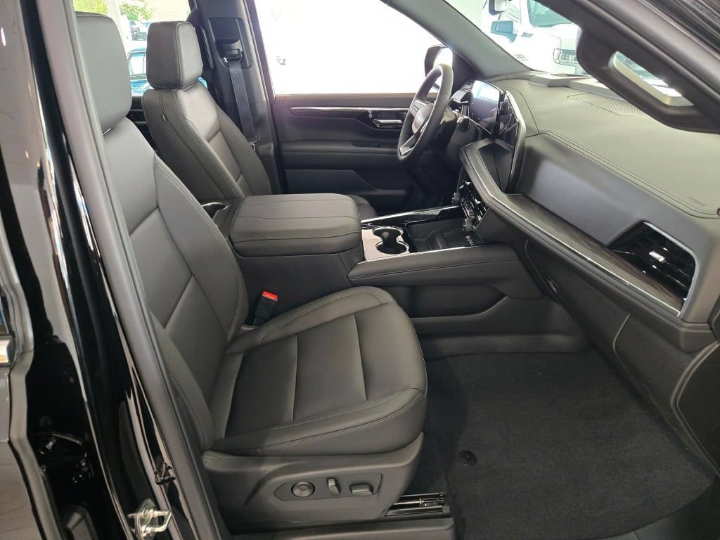 New 2026 Chevrolet Suburban LT w/ Comfort Package AWD/4WD image 6