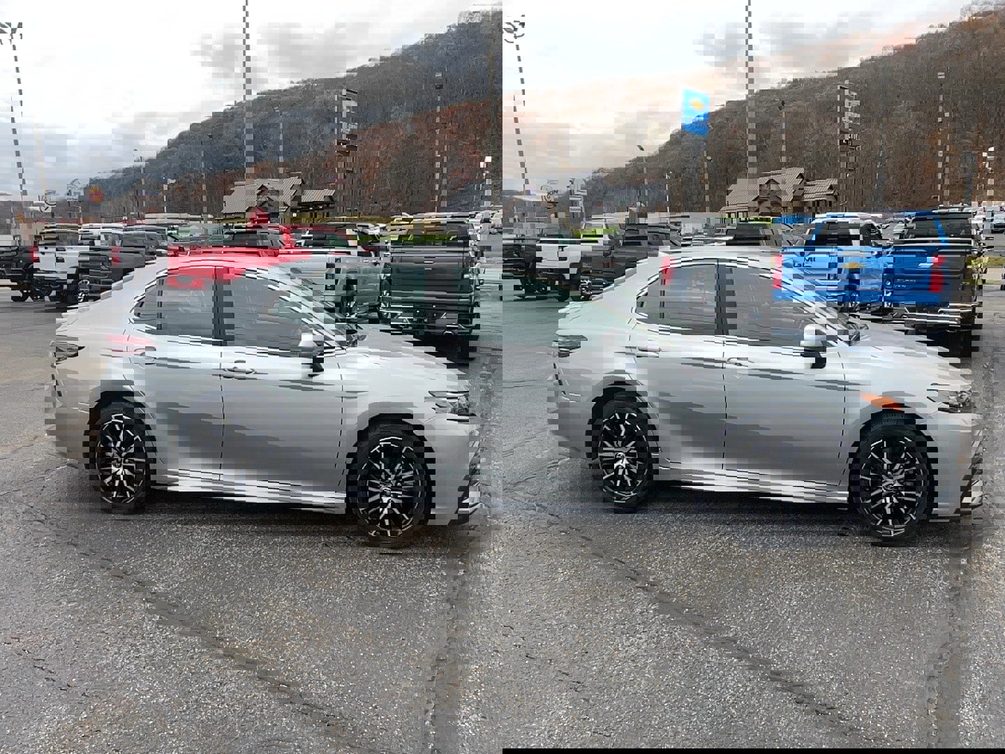 Used 2021 Toyota Camry SE image 2