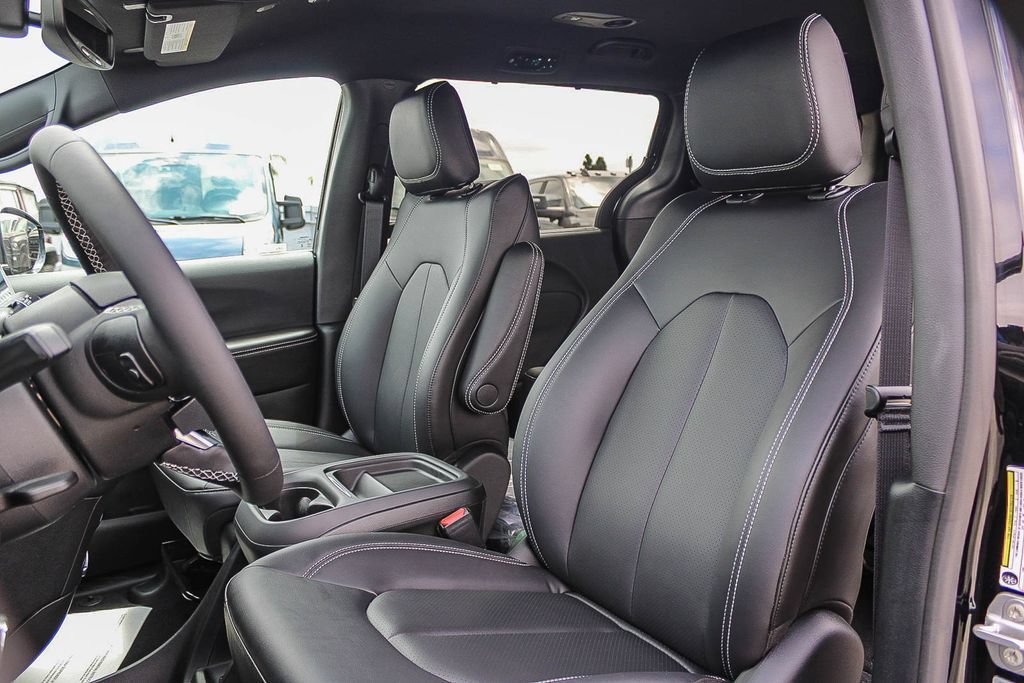 New 2027 Chrysler Pacifica Select FWD image 18
