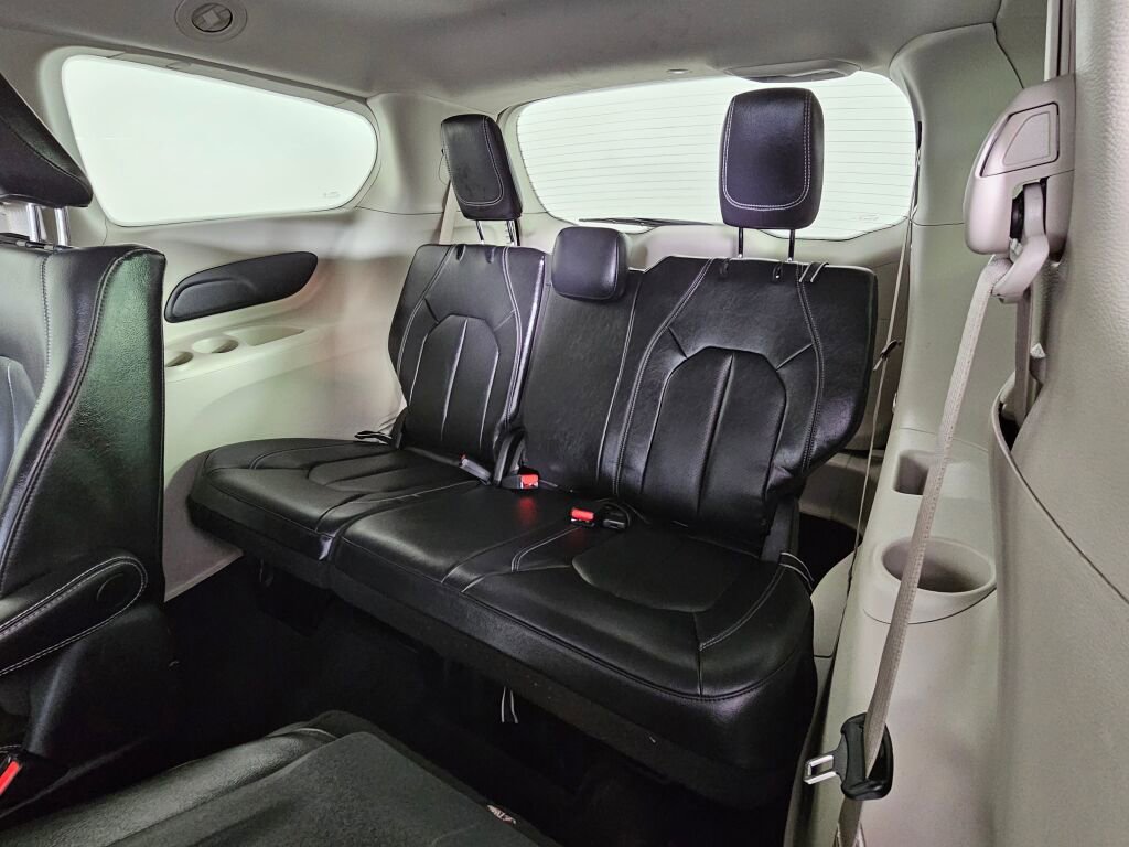 Used 2022 Chrysler Pacifica Touring-L image 34