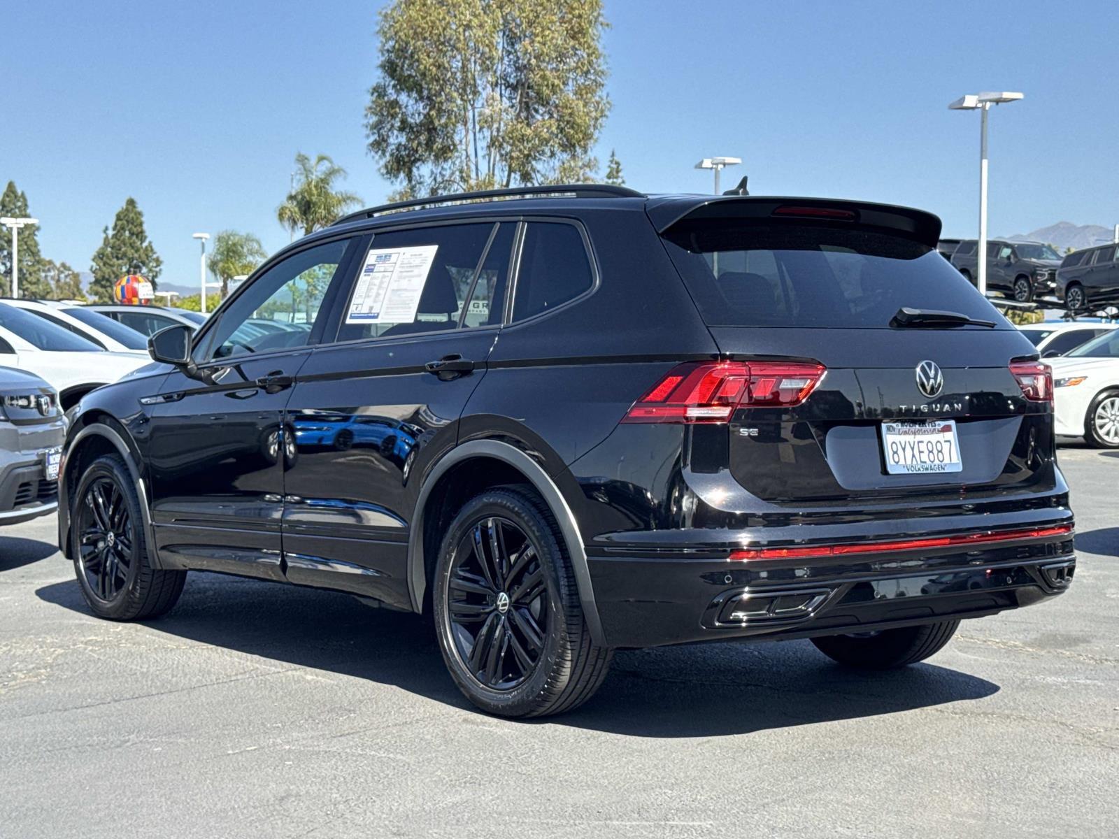 Used 2022 Volkswagen Tiguan SE R-Line image 3