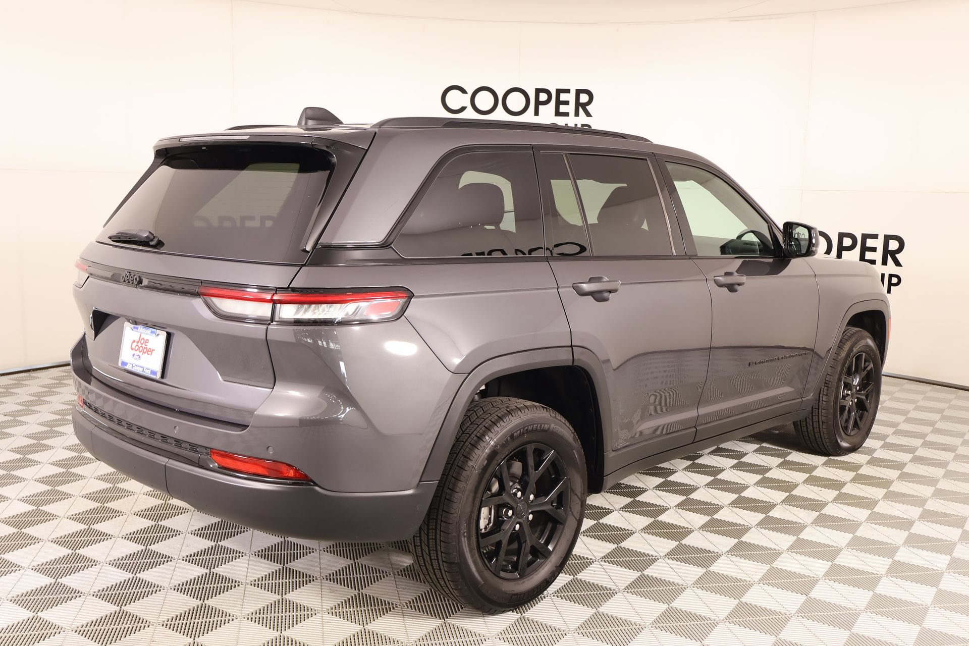 Used 2025 Jeep Grand Cherokee Altitude RWD image 21
