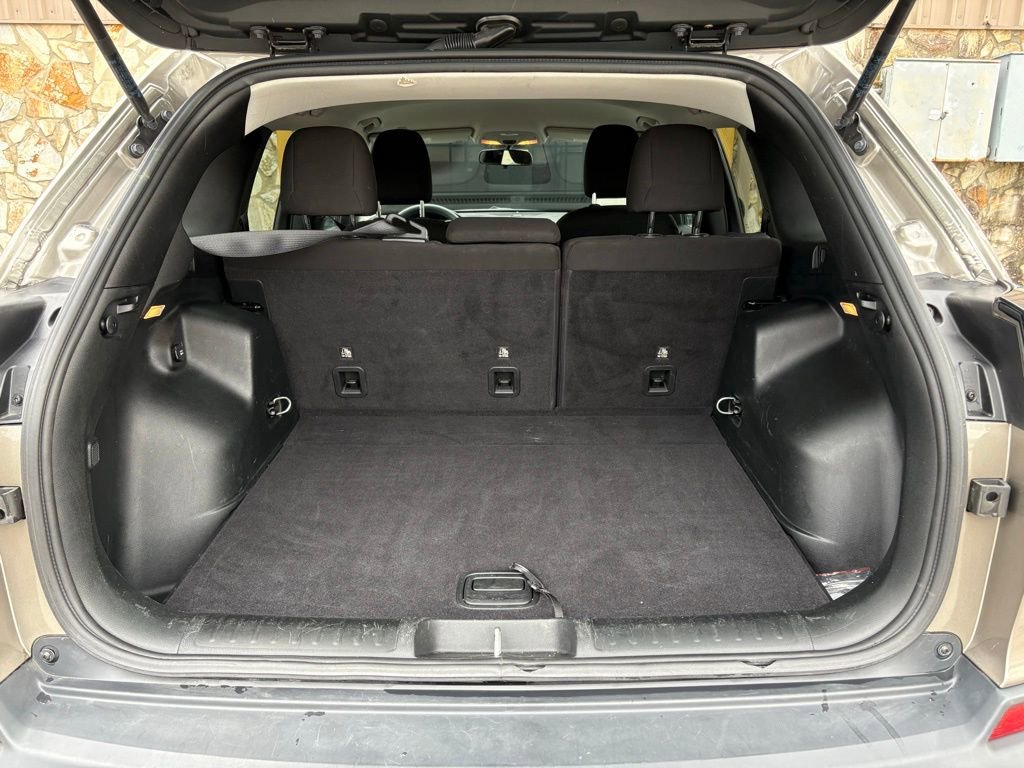 Used 2019 Jeep Cherokee Latitude w/ Popular Appearance Group image 16