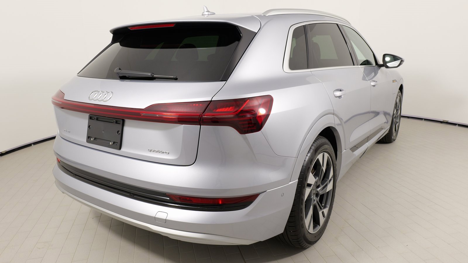 Used 2022 Audi e-tron Premium Plus w/ Premium Plus Package image 30