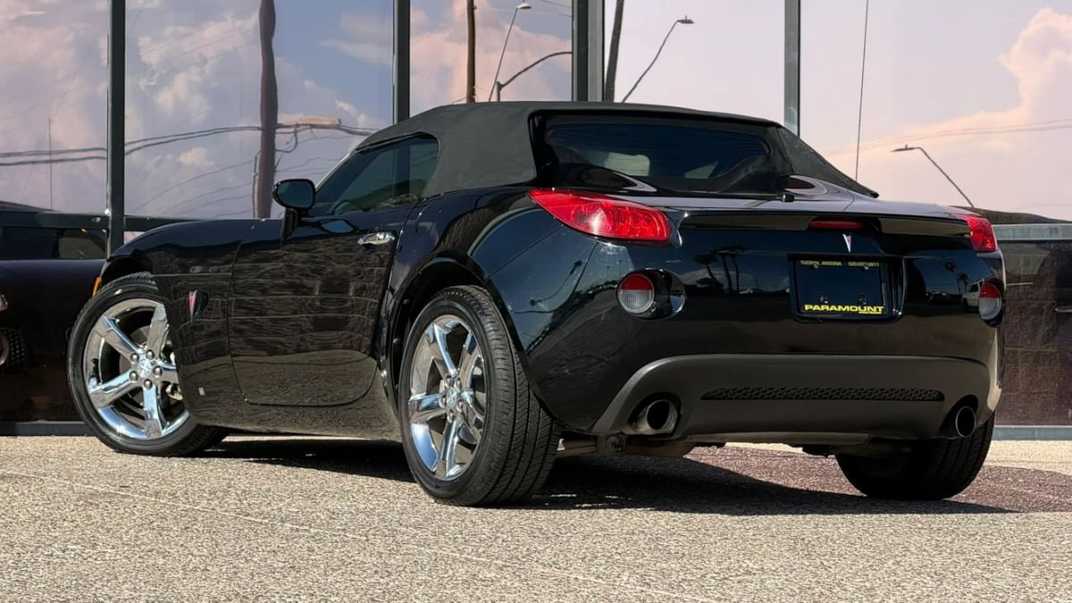 Used 2007 Pontiac Solstice GXP w/ Premium Package RWD image 12