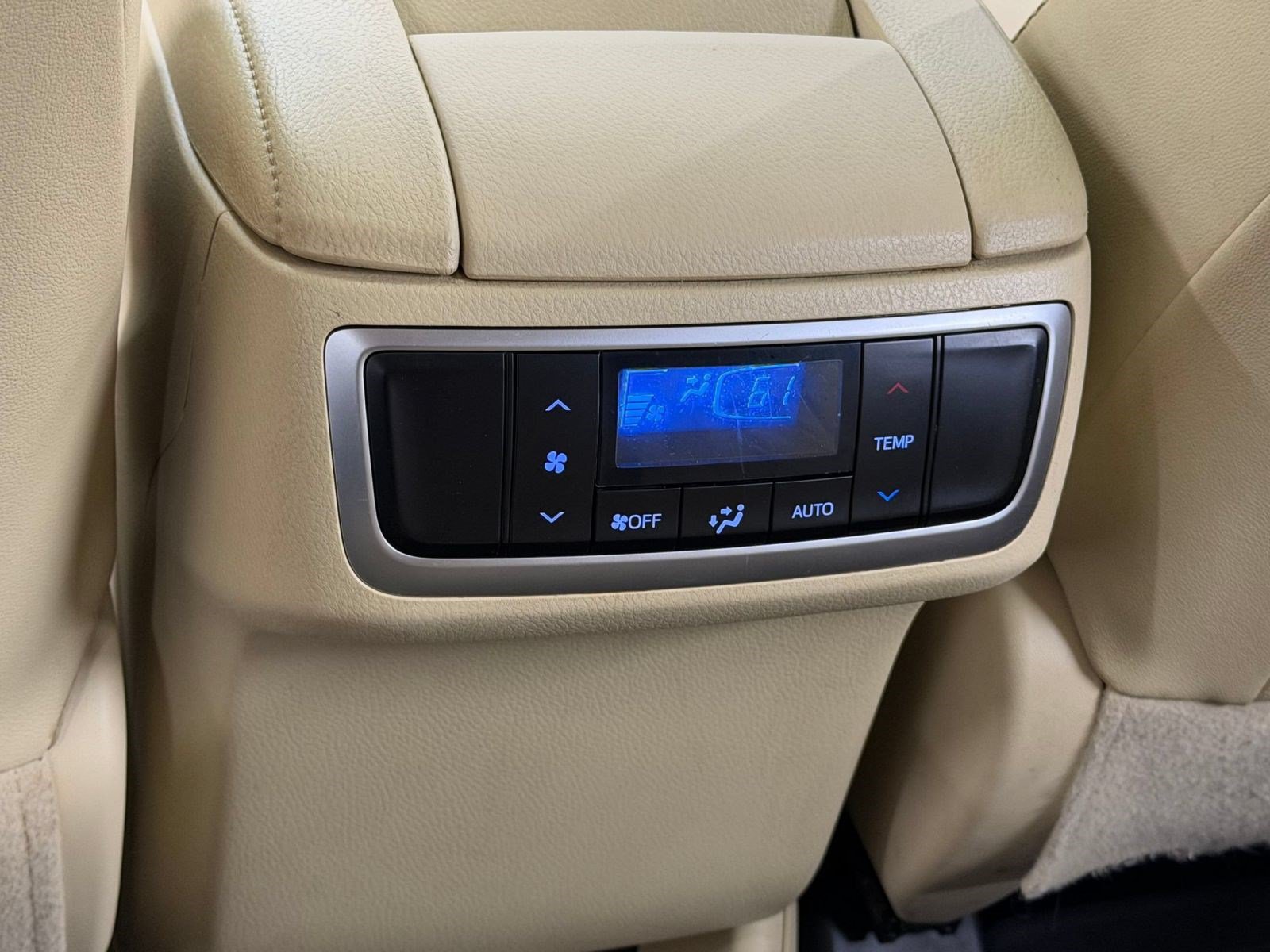 Used 2019 Toyota Highlander XLE AWD/4WD image 28
