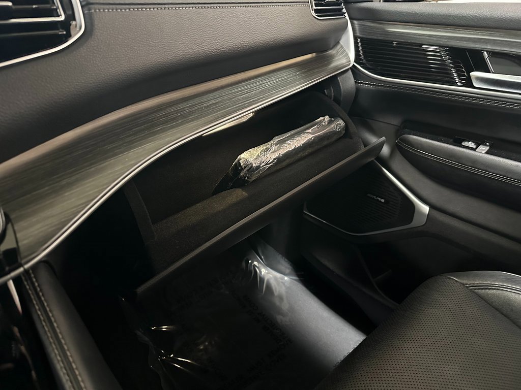 Certified 2024 Jeep Wagoneer L Series II w/ Flexible Seating Group image 34