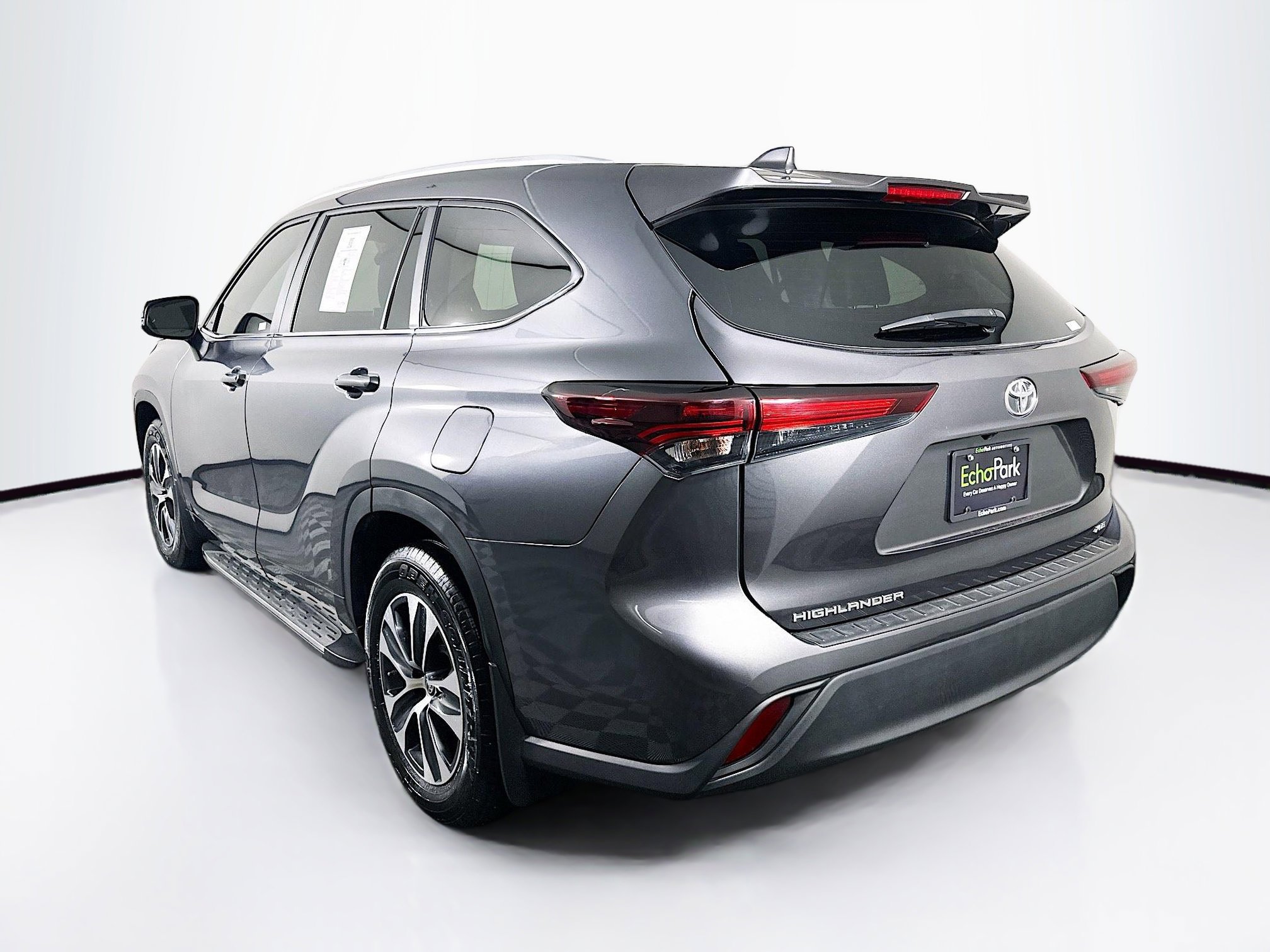 Used 2024 Toyota Highlander XLE image 5