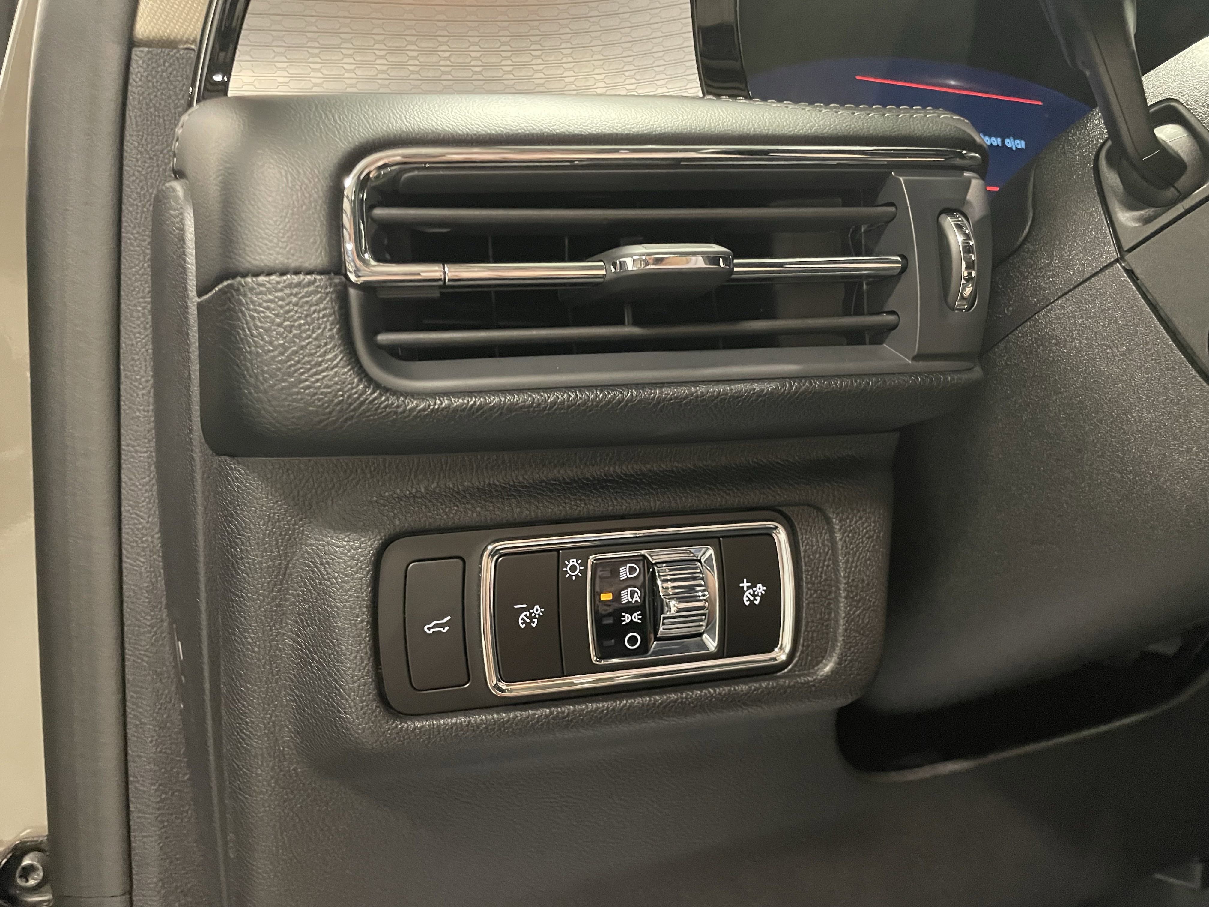 Used 2025 Lincoln Corsair AWD w/ Equipment Group 101A image 20