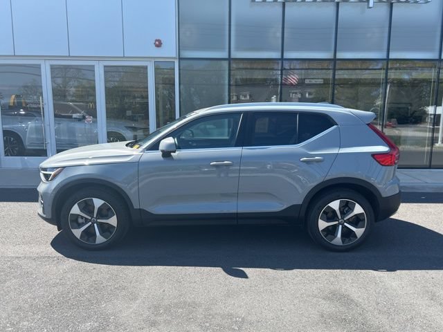 Certified 2025 Volvo XC40 B5 Plus AWD/4WD image 2