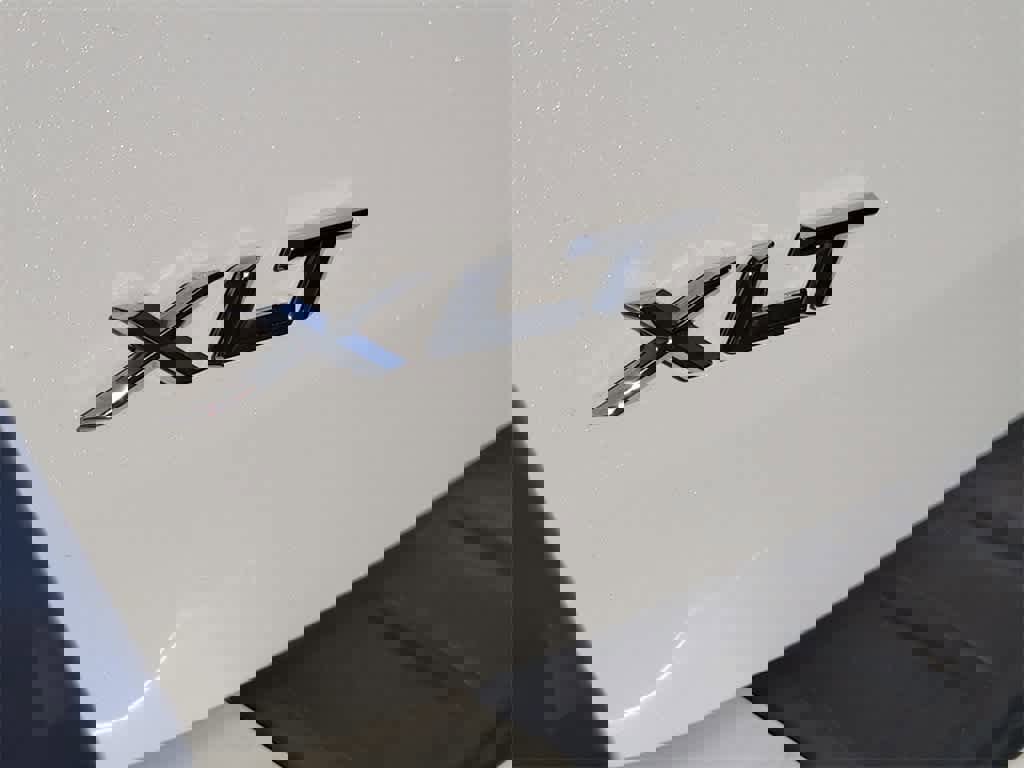 Used 2022 Ford Explorer XLT w/ Equipment Group 202A image 6