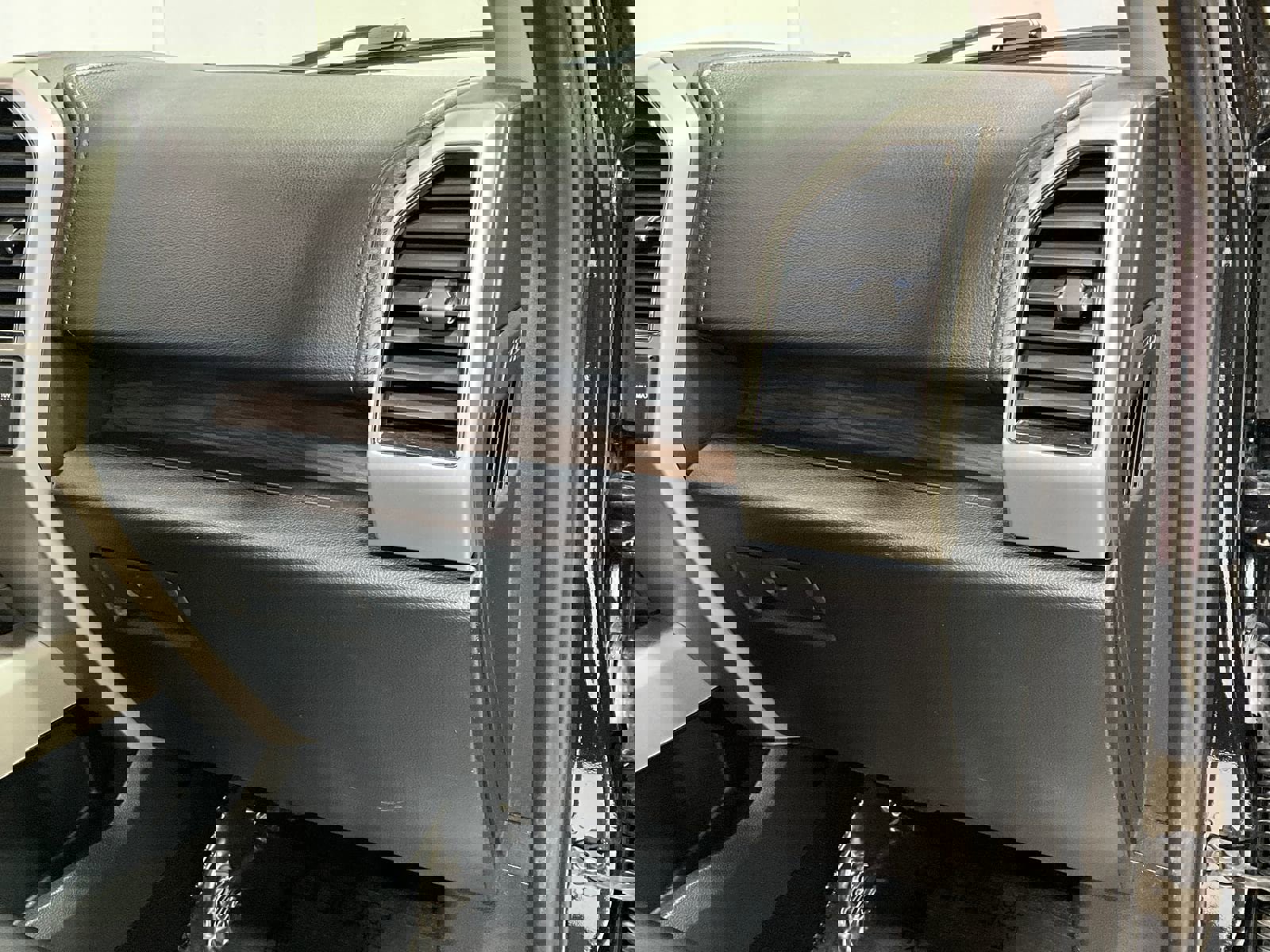 Used 2019 Ford F150 Lariat image 15