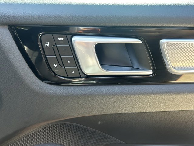 Certified 2022 Porsche Cayenne Platinum Edition image 28