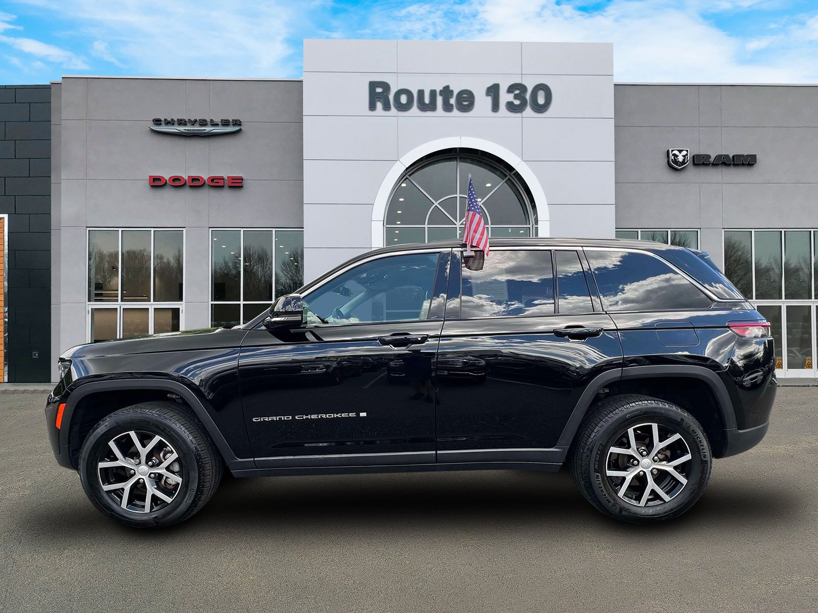 Used 2023 Jeep Grand Cherokee Limited AWD/4WD image 5
