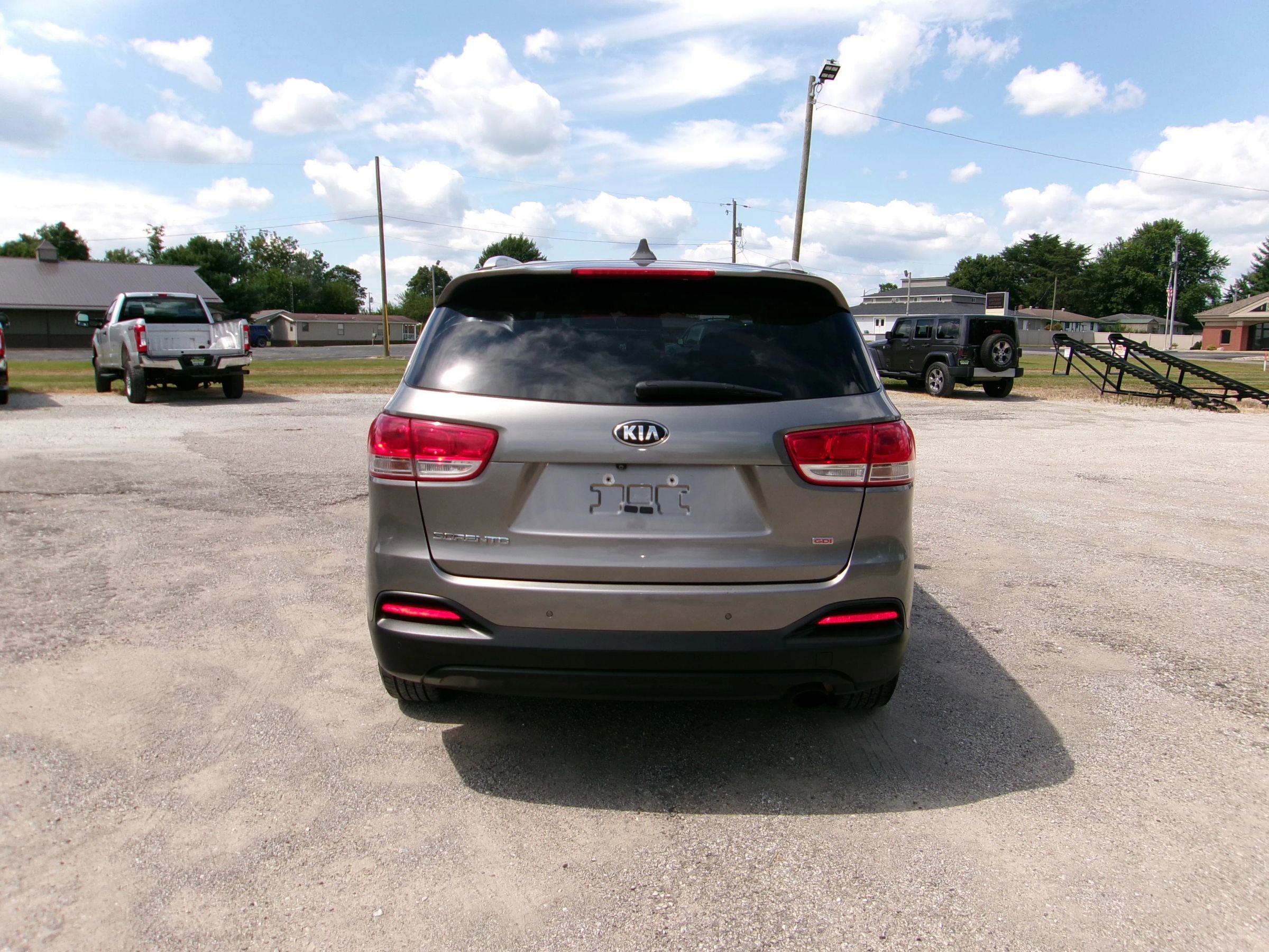 Used 2017 Kia Sorento LX w/ LX Convenience Package image 3