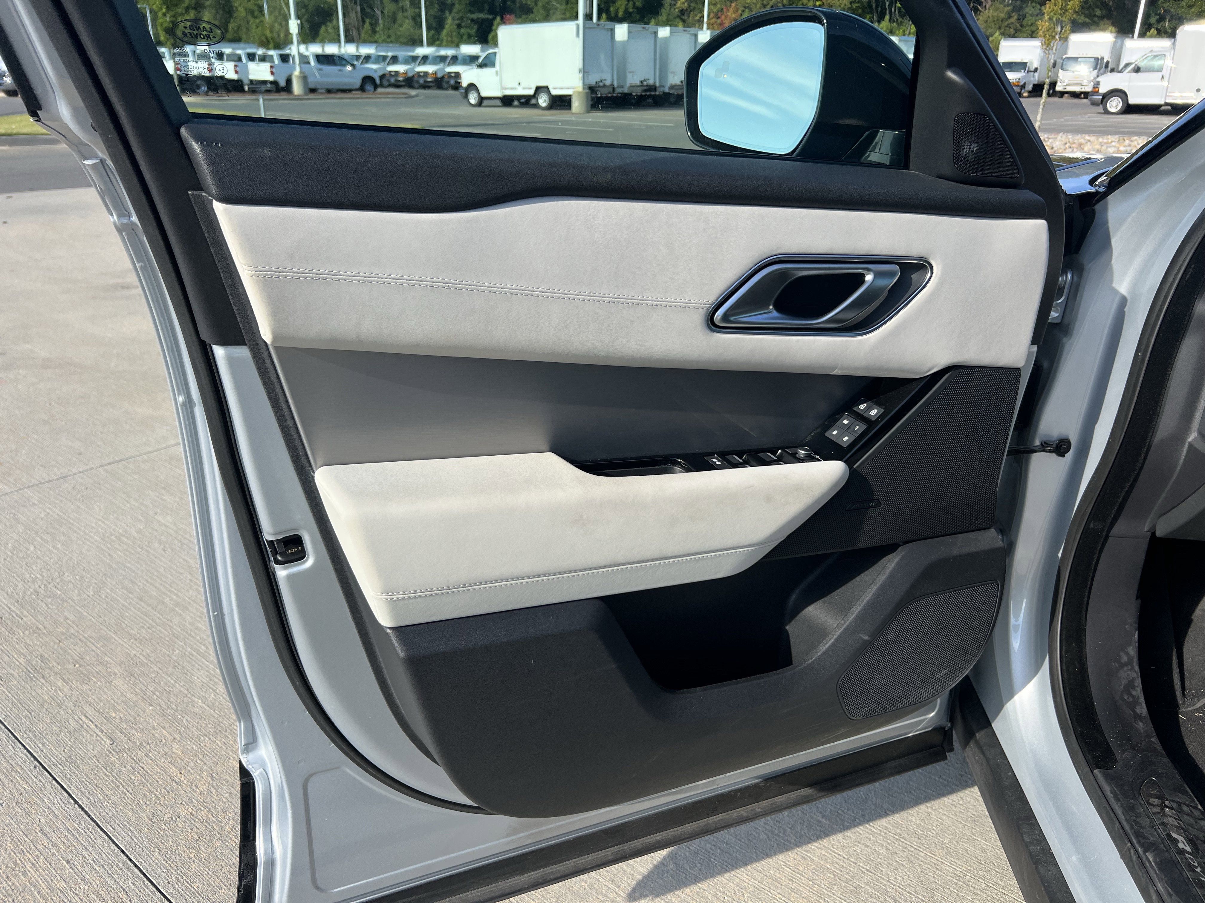 Used 2023 Land Rover Range Rover Velar R-Dynamic S image 14
