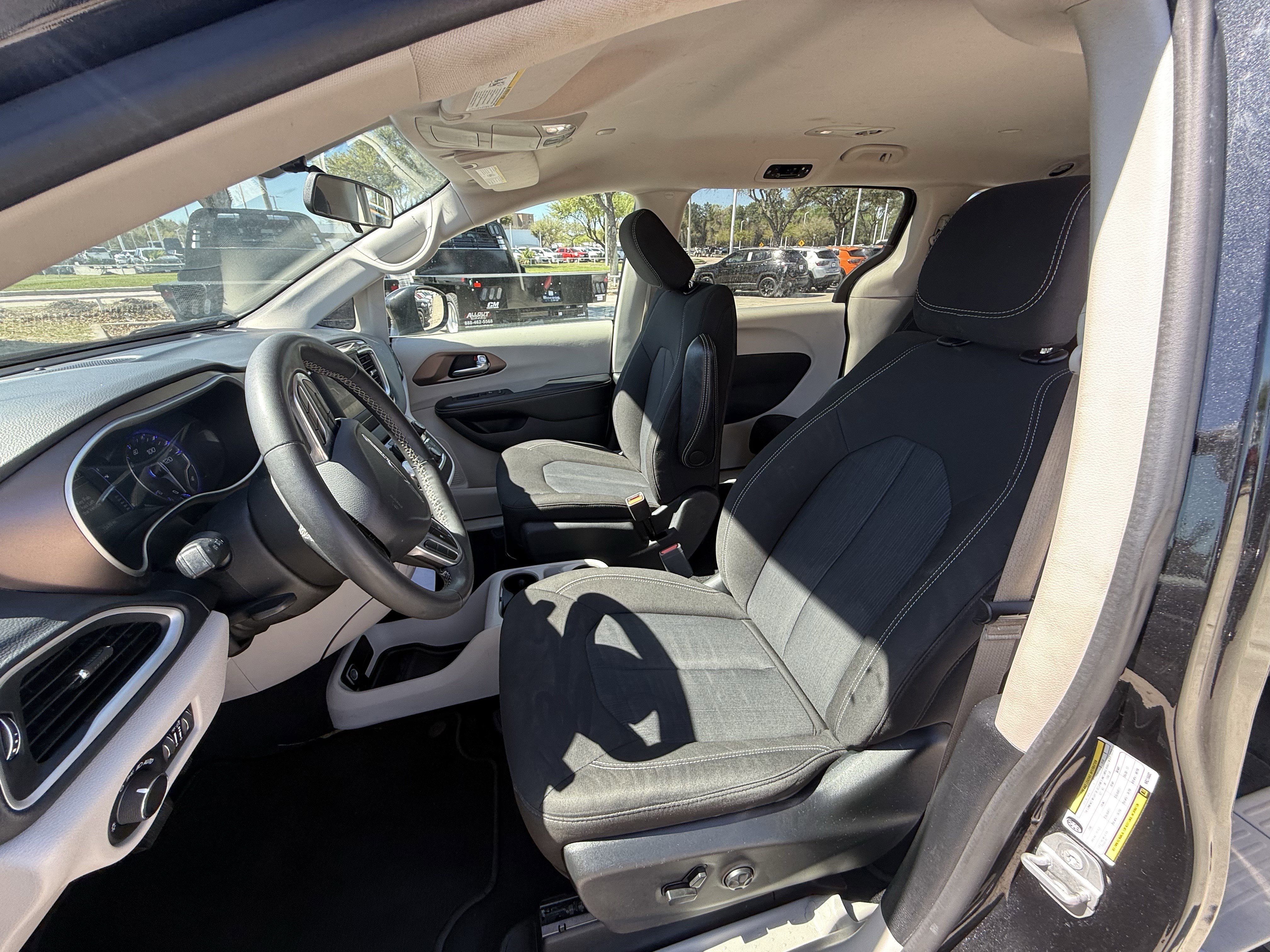 Used 2022 Chrysler Voyager LX image 27