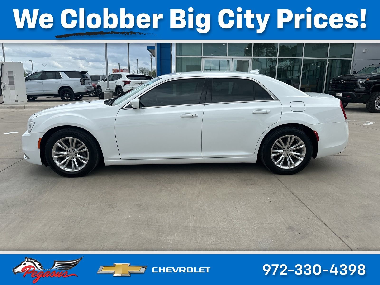 Used 2018 Chrysler 300 Touring L image 2