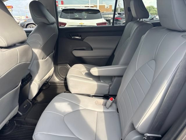 Used 2021 Toyota Highlander XLE AWD/4WD image 6