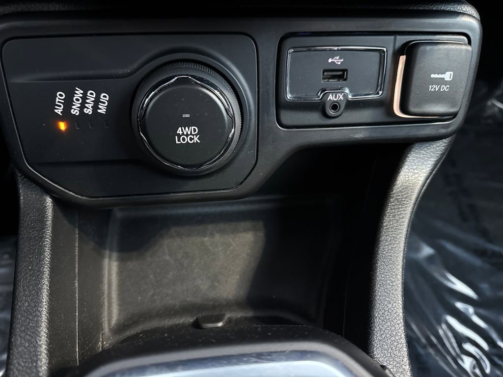 Certified 2019 Jeep Renegade Latitude w/ Cold Weather Group image 33