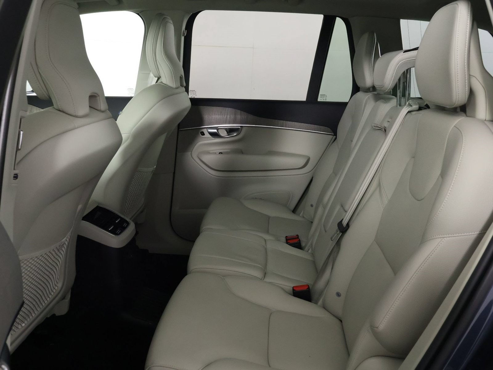 Certified 2025 Volvo XC90 T8 Plus w/ Protection Package Premier AWD/4WD image 32