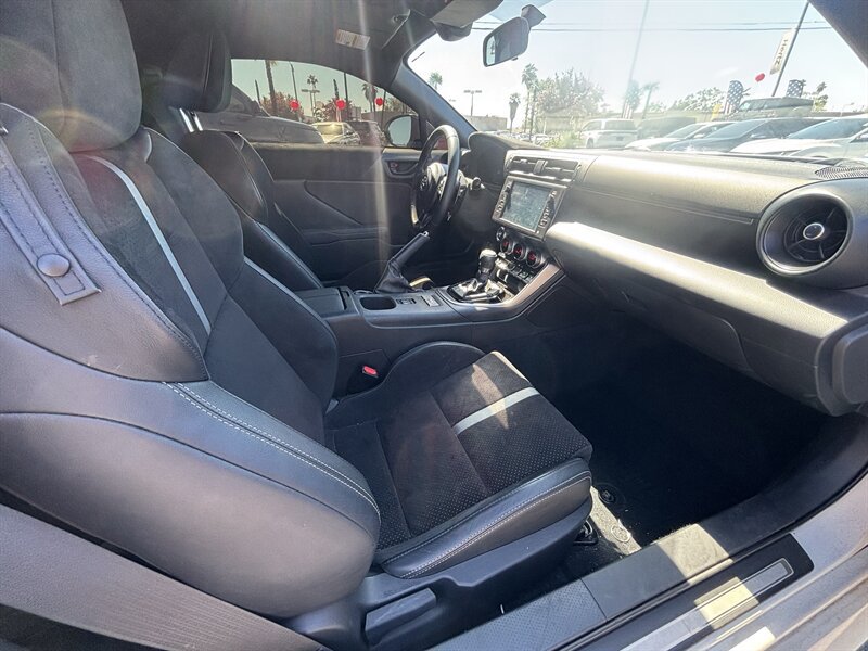 Used 2025 Toyota GR86 Premium w/ ALL Weather Mat Package (TMS) RWD image 12