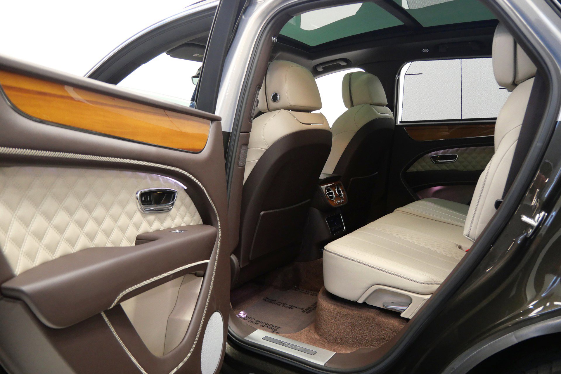 Used 2021 Bentley Bentayga Plug-In Hybrid image 33